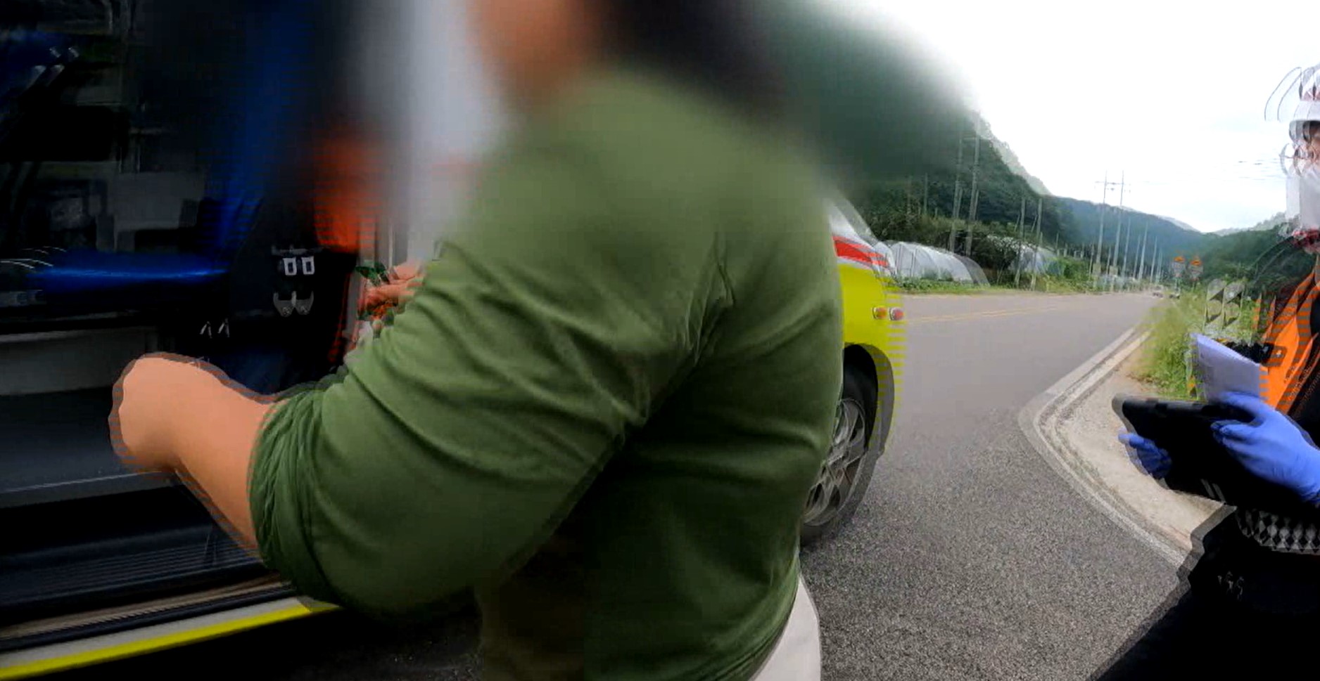 지난해 7월, 충북 괴산에서 뱀에 손가락을 물린 여성이 구급차에 오르고 있다.