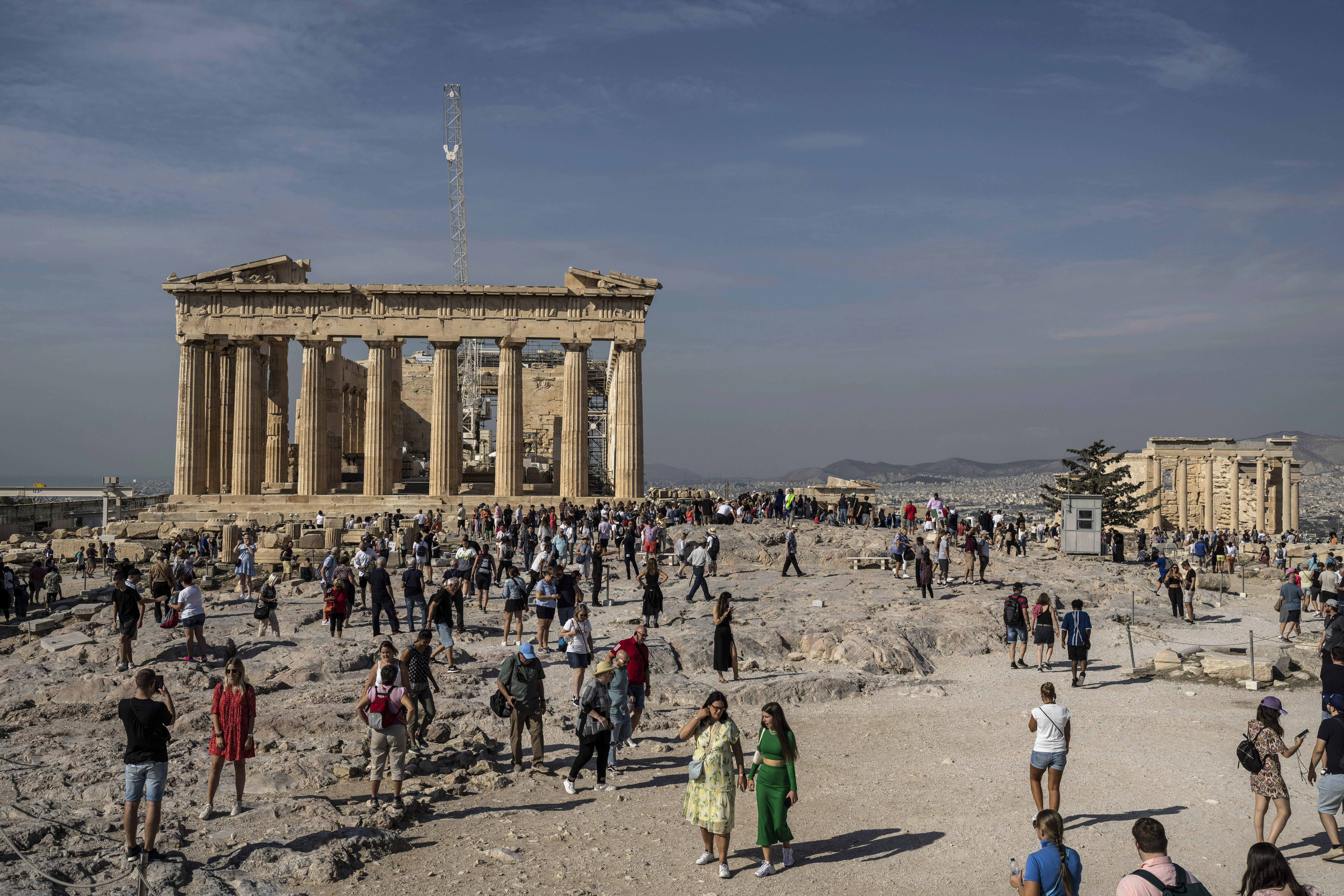 그리스 아테네의 아크로폴리스 주변 관광객들.