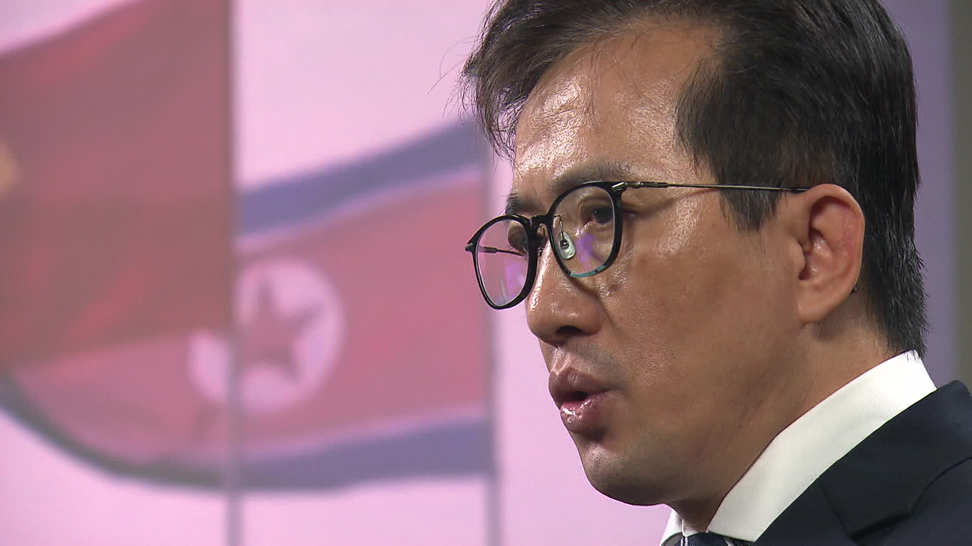 쿠바 주재 북한 대사관에서 근무했던 리일규 전 참사가 KBS 취재진과 인터뷰를 하고 있다.
