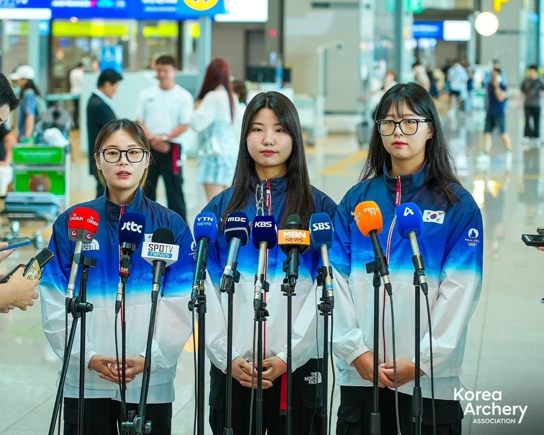 올림픽 출국 기자회견 하는 여자 양궁 대표팀. 가운데가 남수현 선수.  사진 : 대한양궁협회