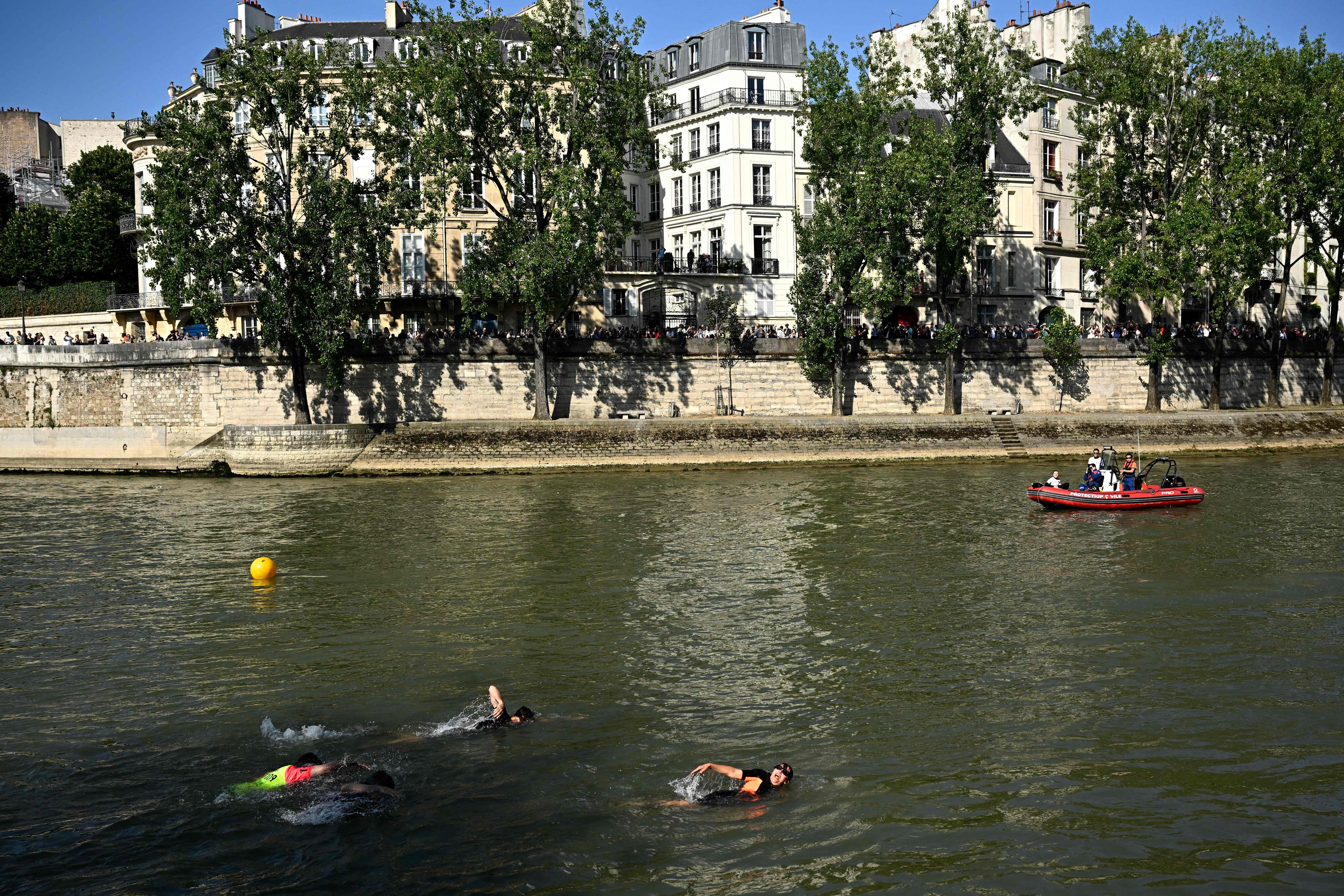 현지시각 17일 오전 센강에서 안 이달고 파리시장과 토니 에스탕게 파리올림픽 조직위원장, 마크 기욤 파리 광역주지사가 수영하고 있다.