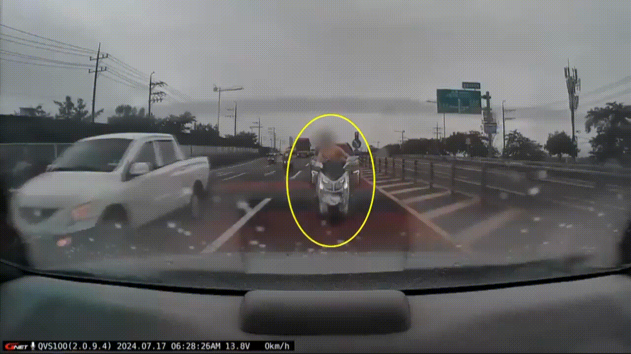 지난 17일 새벽, 경남 사천시 한 도로에서 목격된 속옷 차림의 오토바이 운전자.