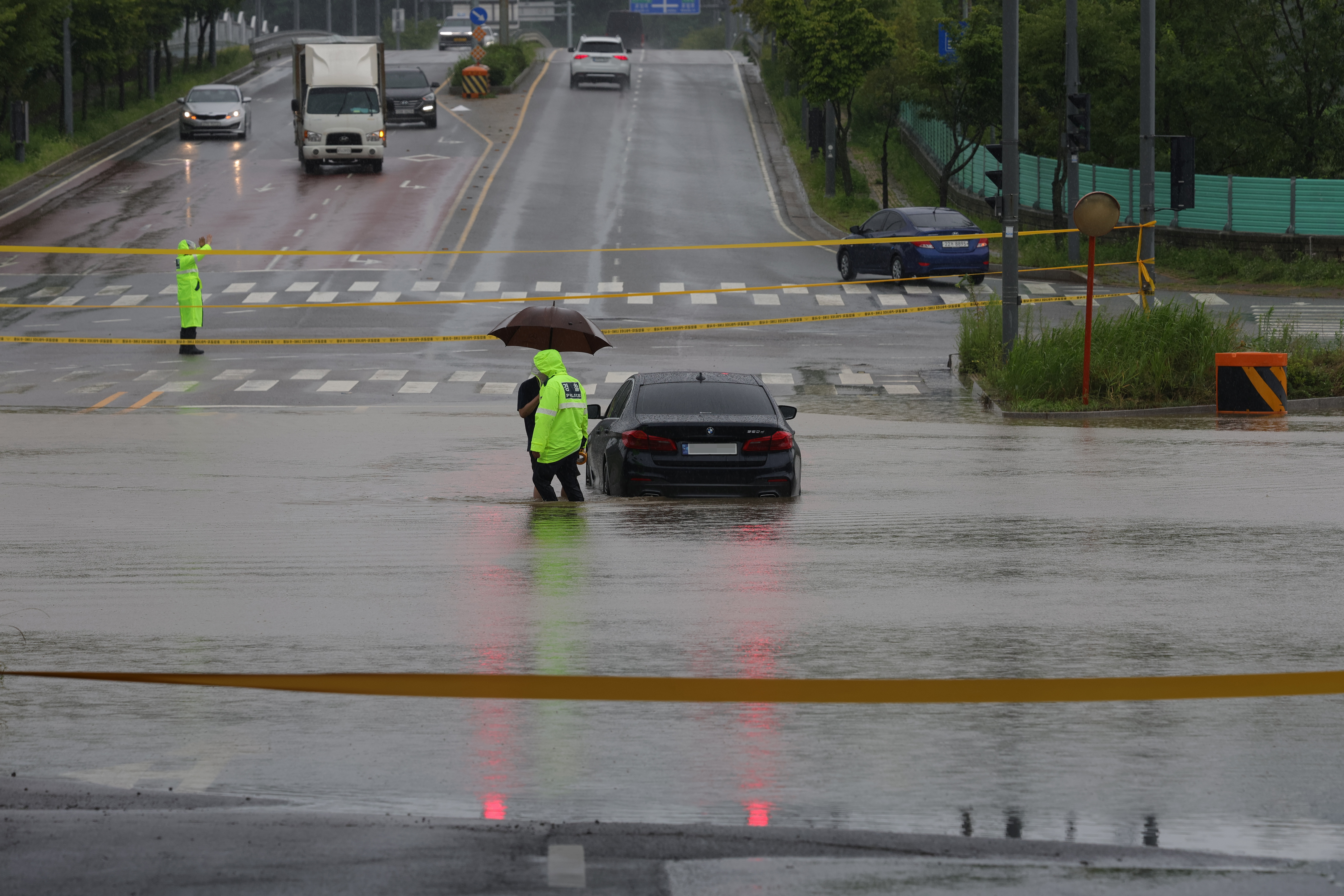지난 18일 폭우가 쏟아진 경기도 파주시 문산역 인근에서 차량이 침수된 모습.