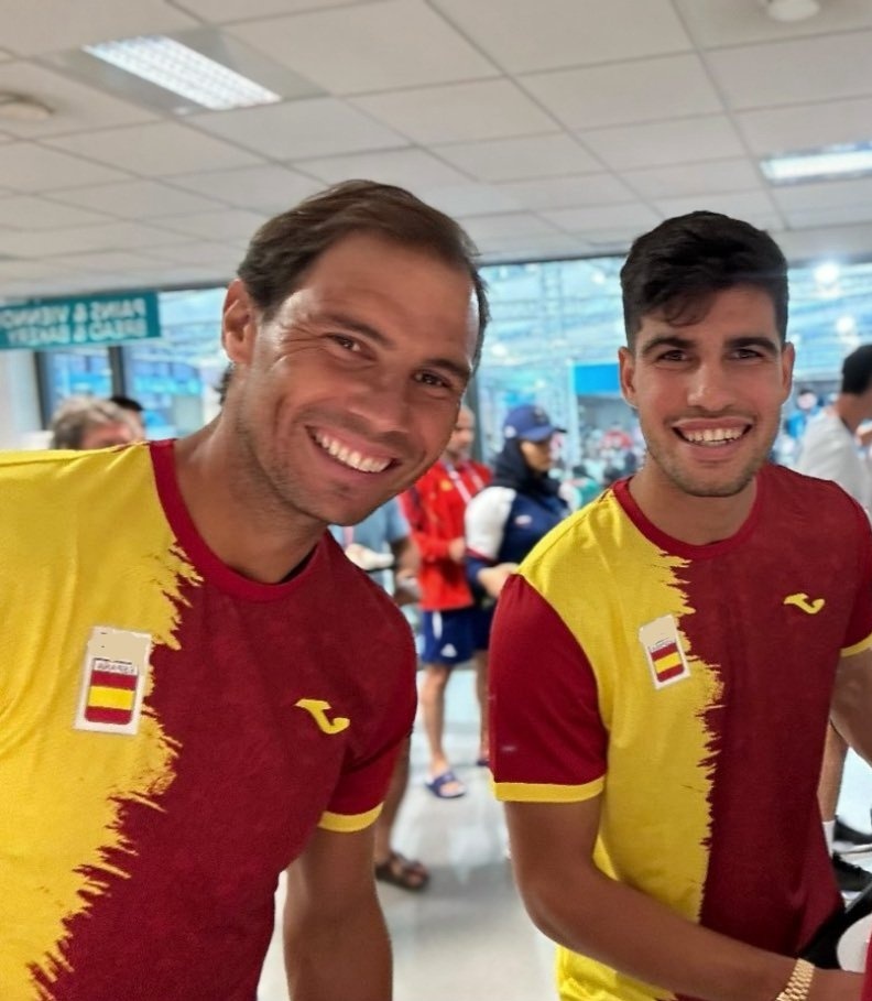라파엘 나달(왼쪽)과 카를로스 알카라스가 파리올림픽 선수촌에 입촌하고 있다.
