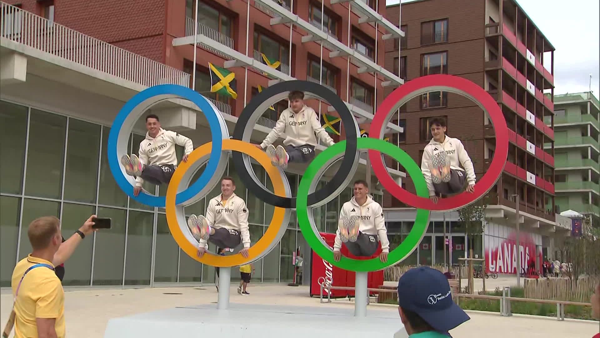 독일 체조 선수들이 올림픽 선수촌에 전시된 오륜기 앞에서 기념 사진을 찍고 있다. 체조 선수다운 자세다.