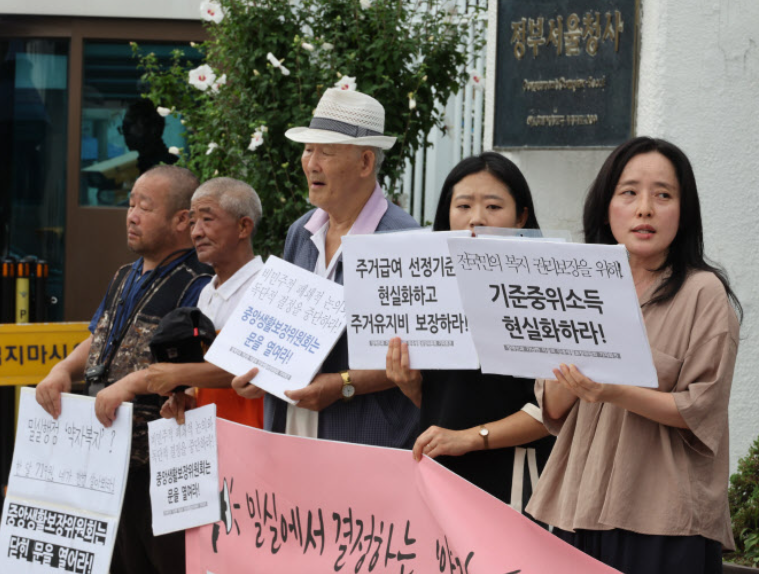 시민단체들이 오늘(25일) 기준 중위소득 ‘현실화’를 요구하는 집회를 열었다.