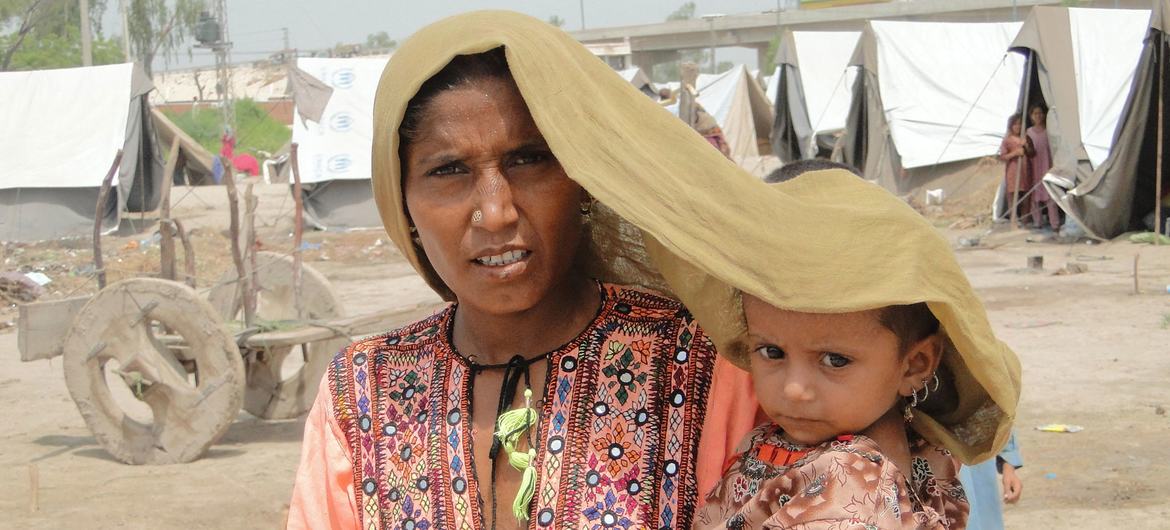 폭염에 시달리고 있는 파키스탄의 모녀. 사진 : UNDP/Hira Hashmey