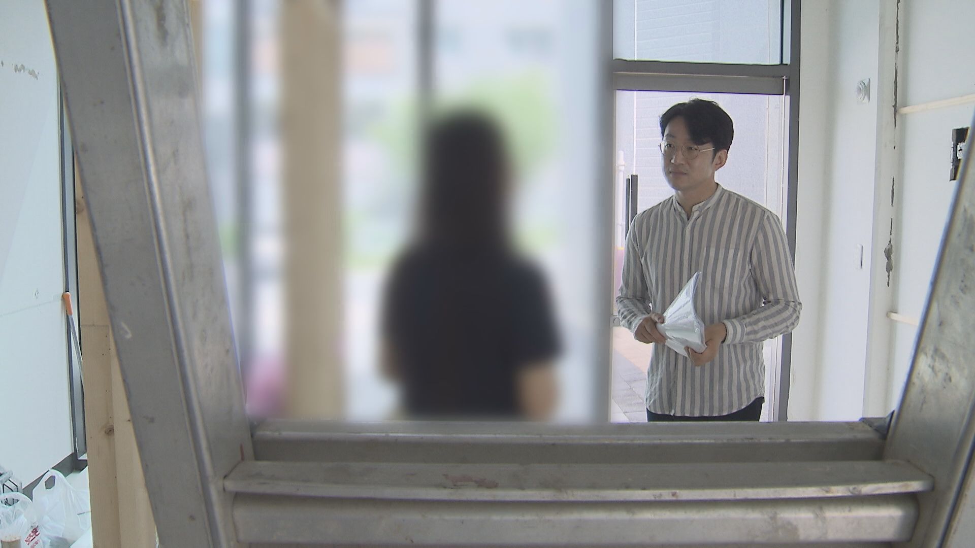 월세 보증금 사기 피해를 당한 20대 임차인이 KBS 취재진과 대화하고 있다.