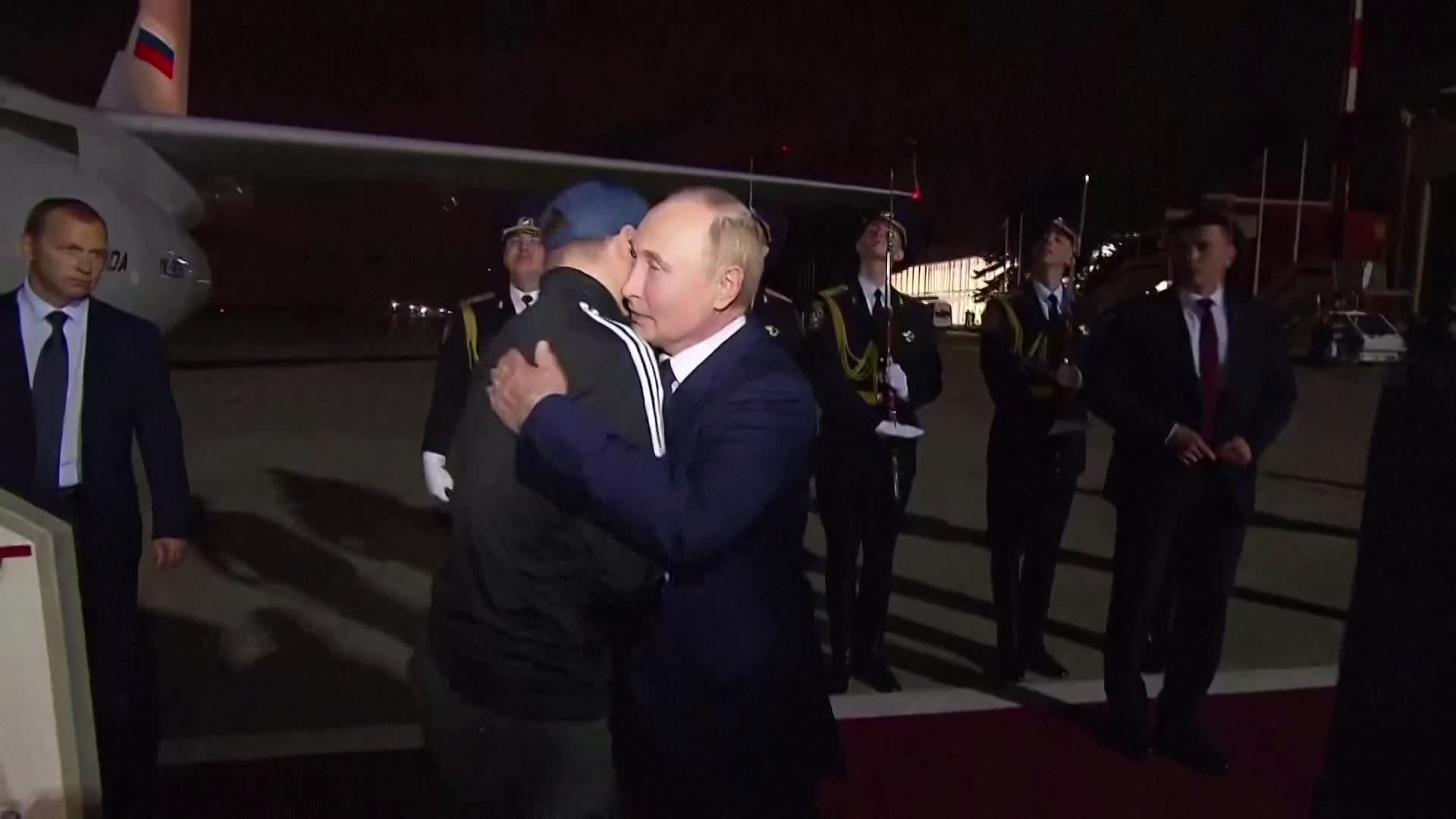 현지시각 1일 러시아에 도착한 바딤 크라시코프를 맞이하는 푸틴 대통령(크렘린궁 영상 캡쳐)