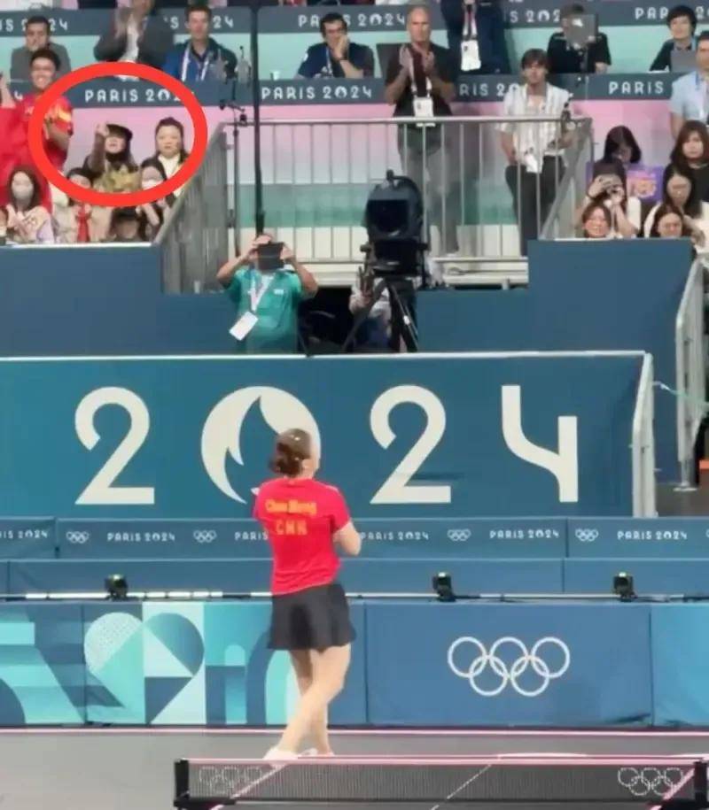 결승전에서 천멍을 향해 손가락 욕설을 하는 여성의 모습. 한 때 쑨잉사를 모델로 쓰는 기업 ‘이리’의 관계자라는 잘못된 소문이 돌아 사측이 해명하기도 했다. (출처 : 소후)