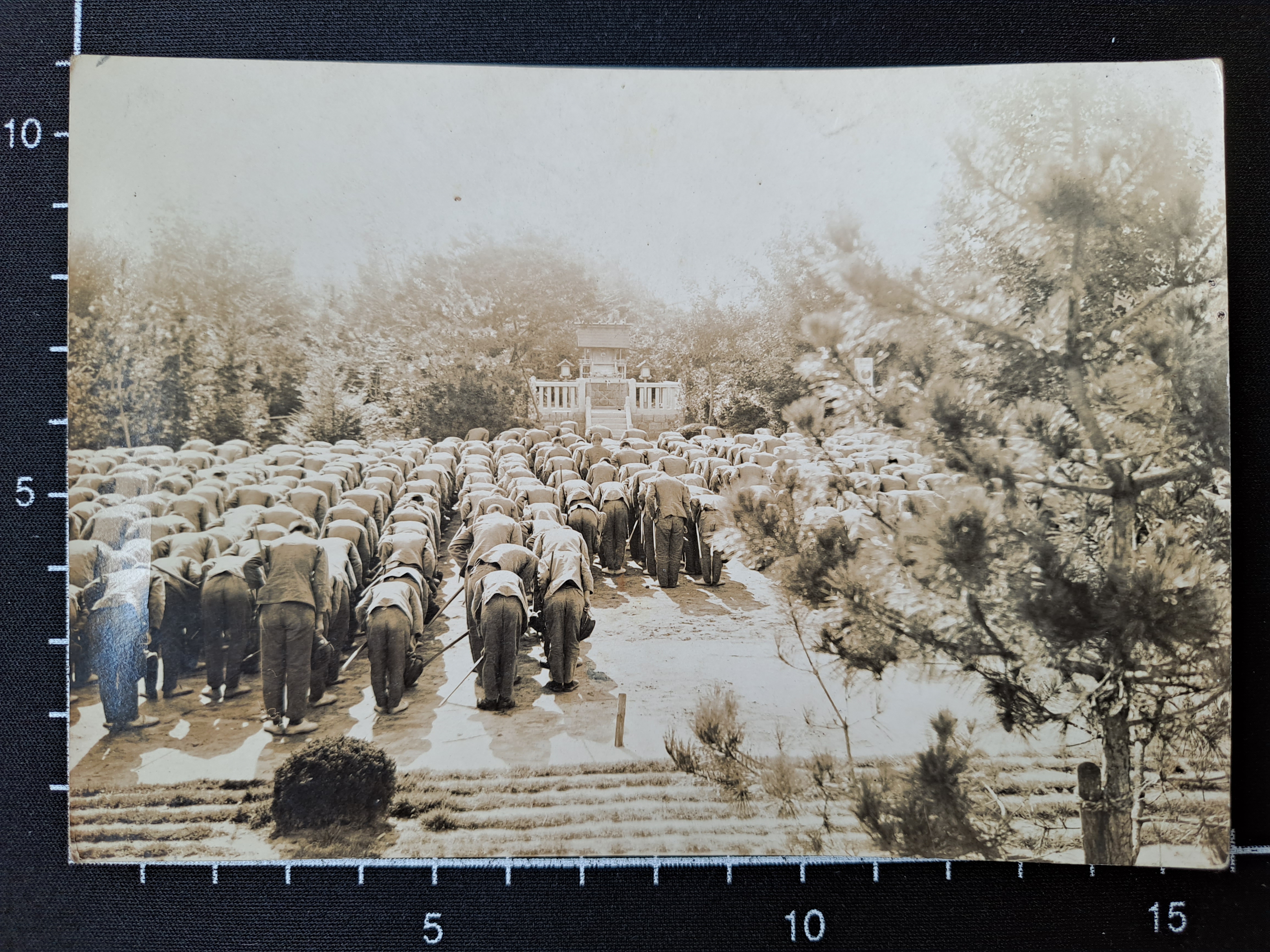 1930년대 중반, 공립 이리 농림학교 학생들이 교내 일본 신사를 참배하는 모습.