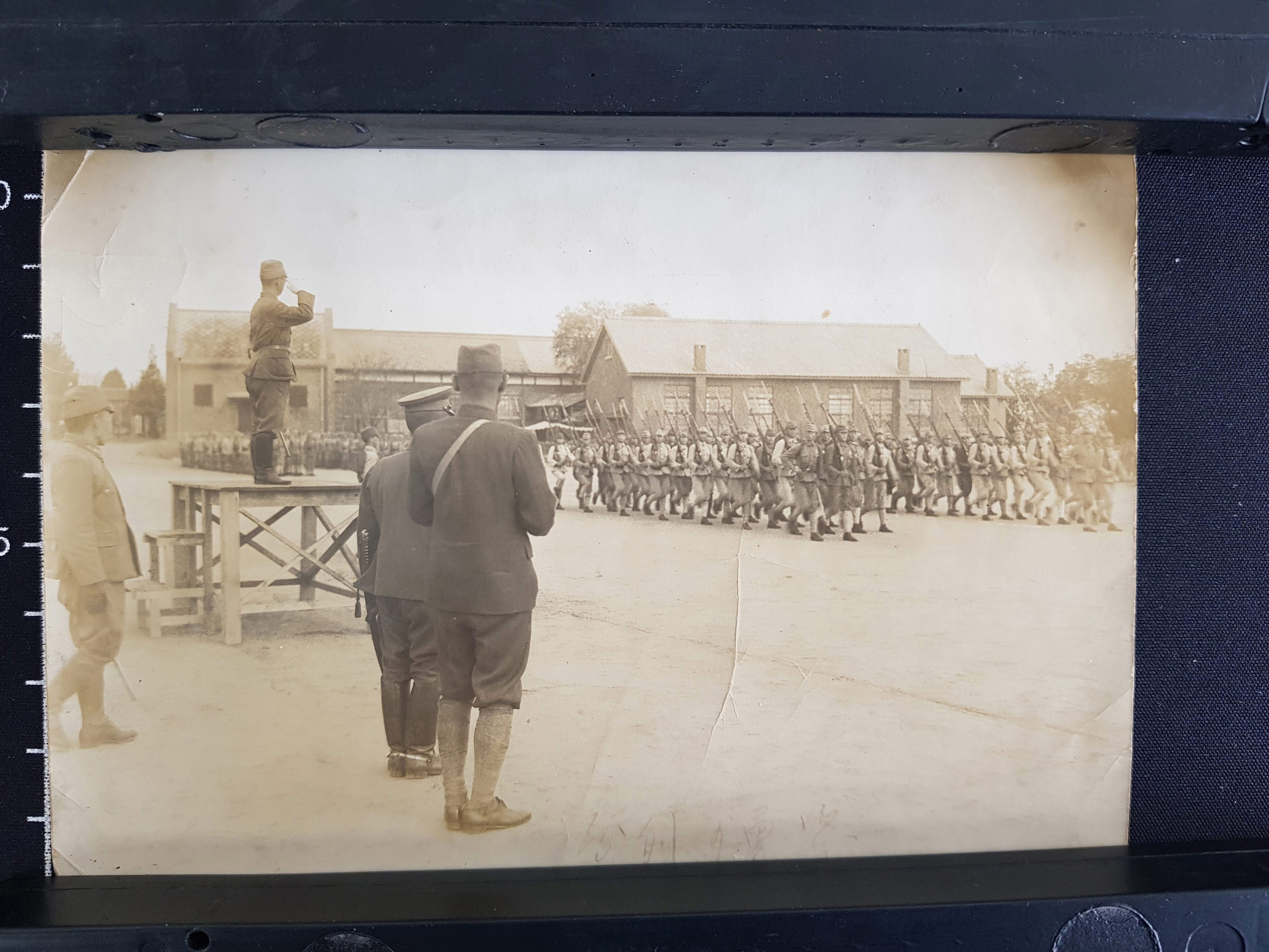 1941년 강경상고 운동장에서 학생들이 군사 훈련을 하고 있다.