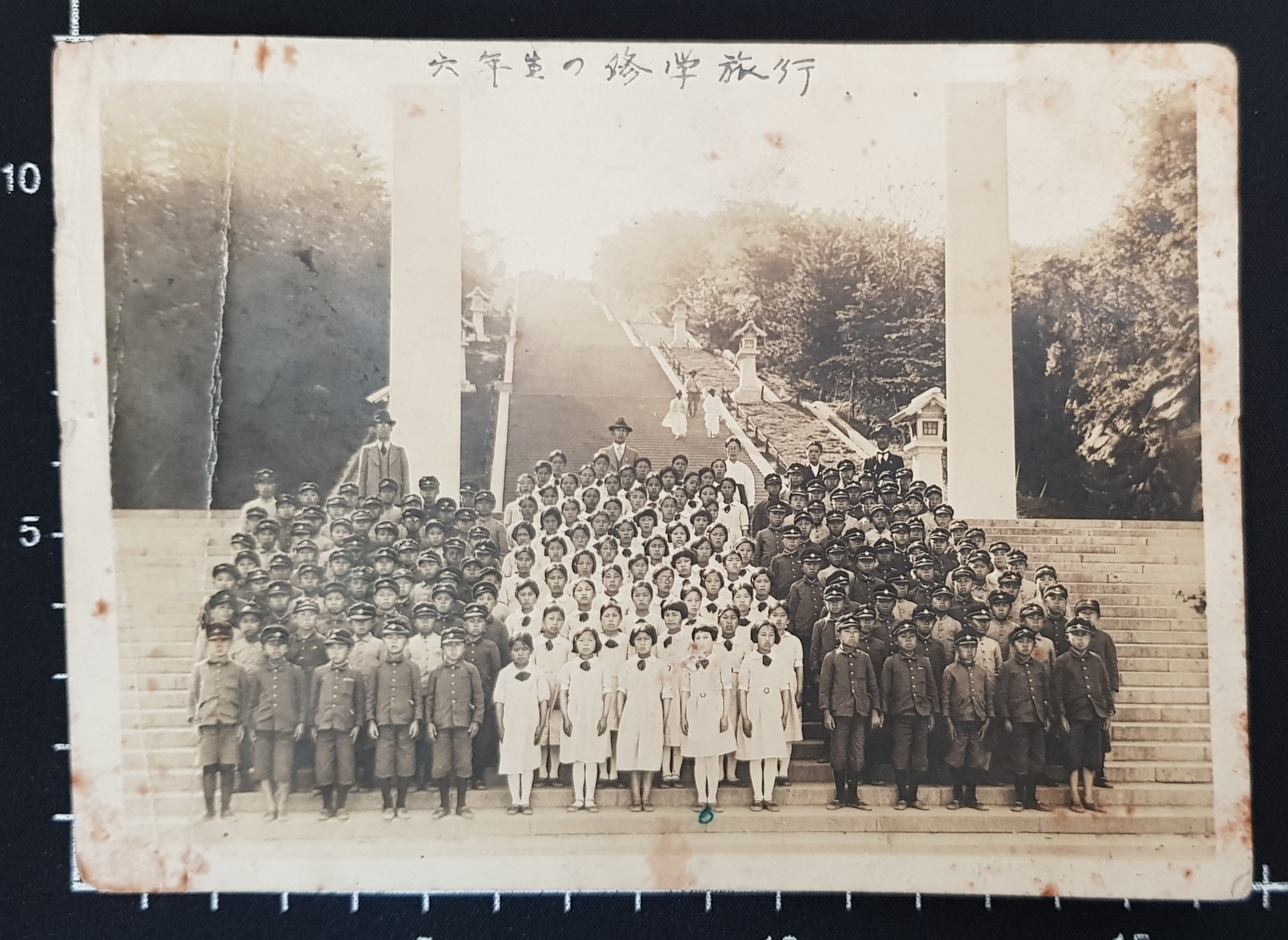 1930년대 중반, 경성(서울) 수학여행 중인 학생들이 남산에서 신사 참배를 하고 찍은 사진.