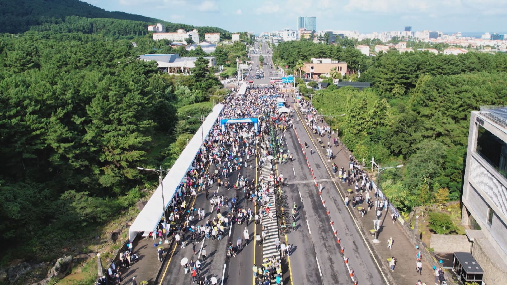 28일 오전 제주시 연북로 2㎞ 구간(제주문학관∼메가박스)에서 열린 제주도 주최 차 없는 거리 행사 ‘걷는 즐거움, 숨 쉬는 제주’ 참가자들이 차량 통행이 통제된 연북로를 걷고 있다.  이 행사는 사람 중심의 보행환경 조성과 탄소중립 달성, 에너지 대전환 정책 일환으로 기획됐다.