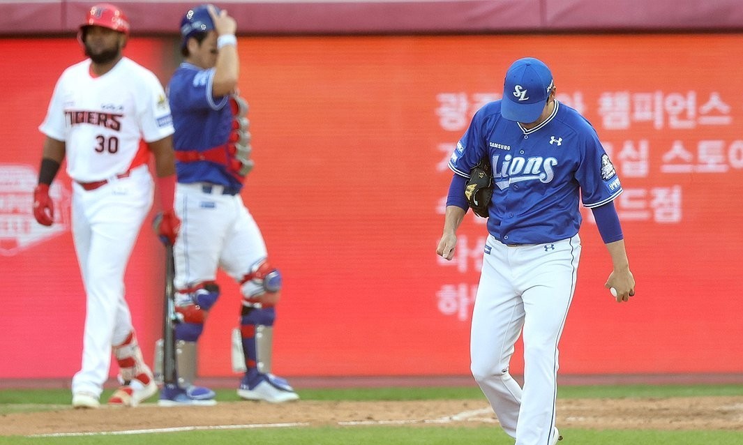 2024 한국시리즈 1차전 7회 말 폭투로 점수를 내준 후 고개를 숙인 삼성 임창민 (사진 = 연합뉴스)