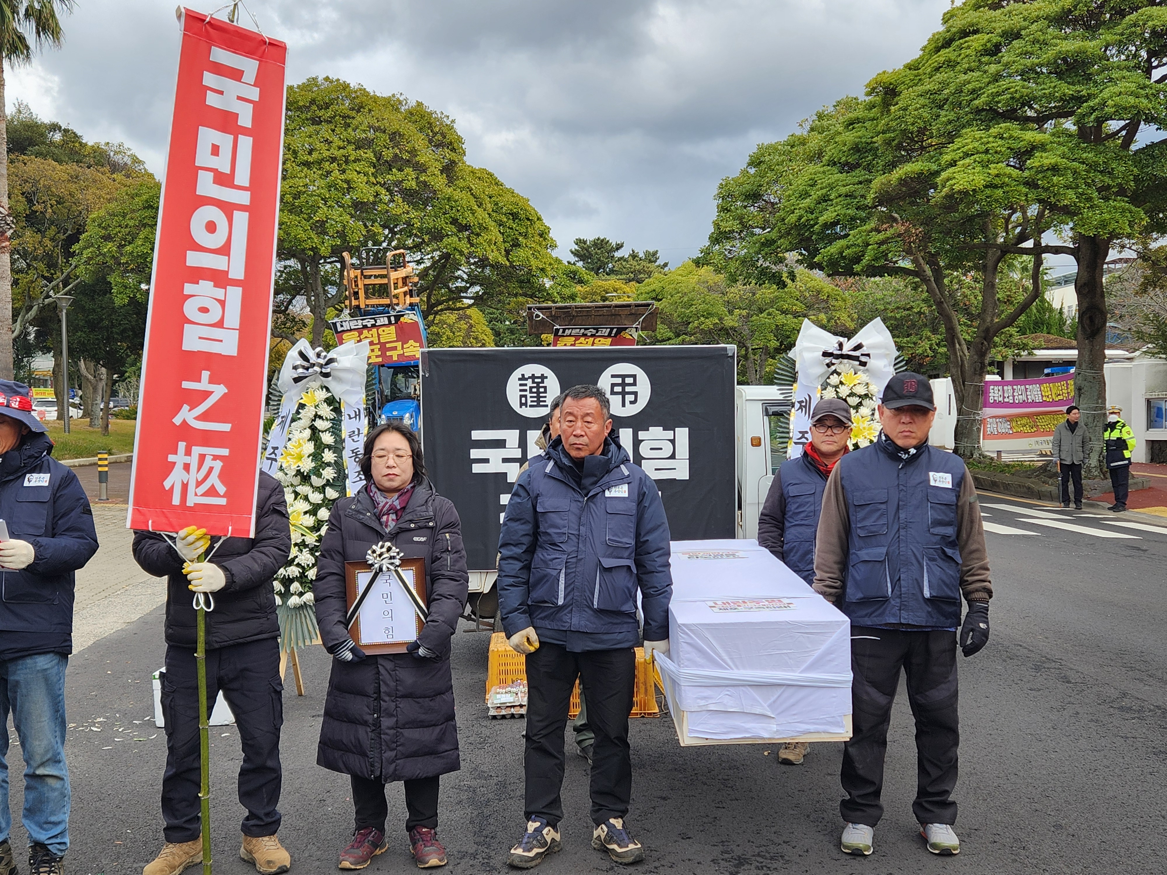 오늘(13일) 오후 제주도의회 앞에서 열린 ‘내란수괴 윤석열 체포·구속! 내란공범 국민의힘 해체! 제주농민대회’ 집회