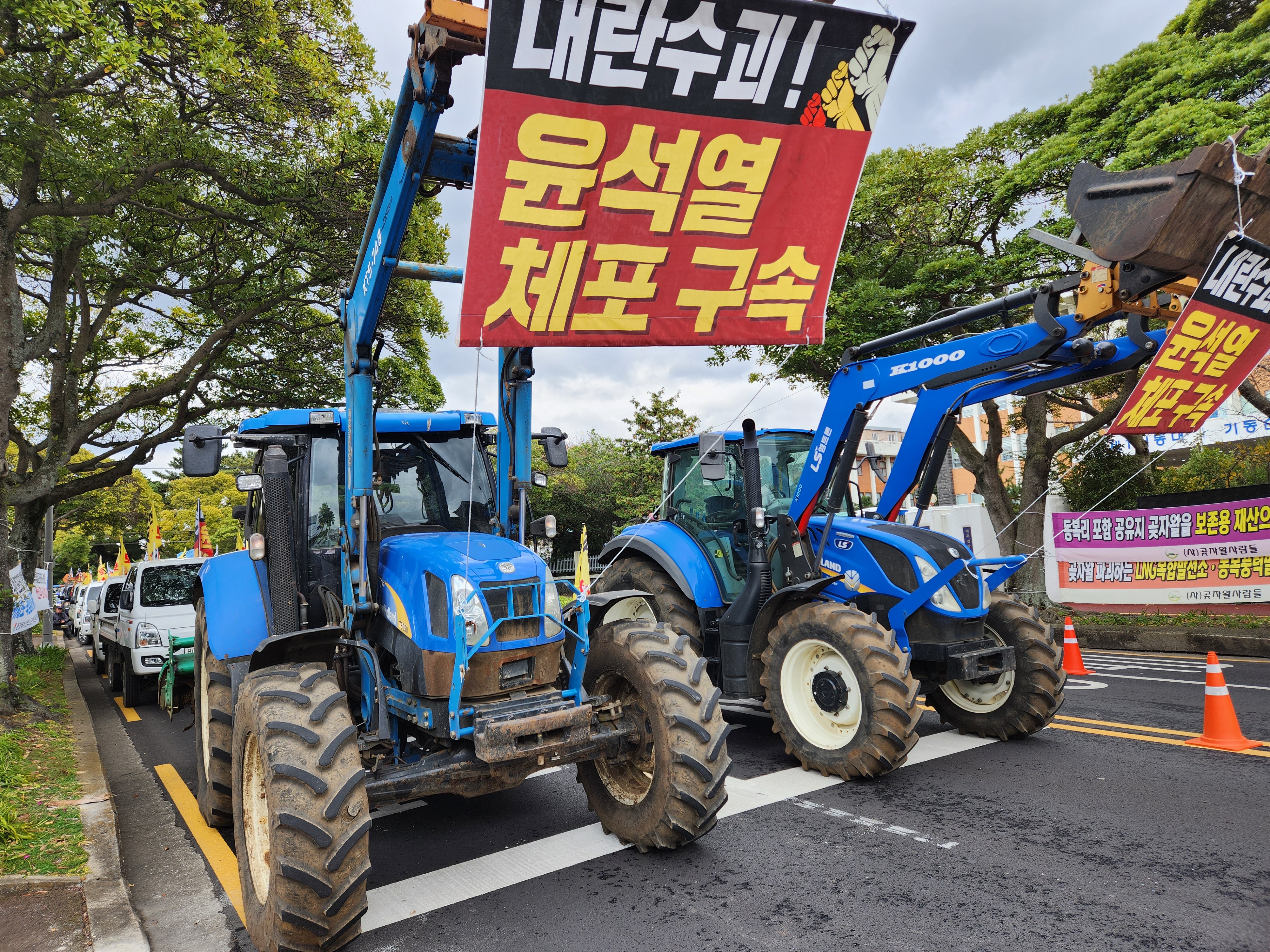 오늘(13일) 오후 제주도의회 앞에서 열린 ‘내란수괴 윤석열 체포·구속! 내란공범 국민의힘 해체! 제주농민대회’ 집회