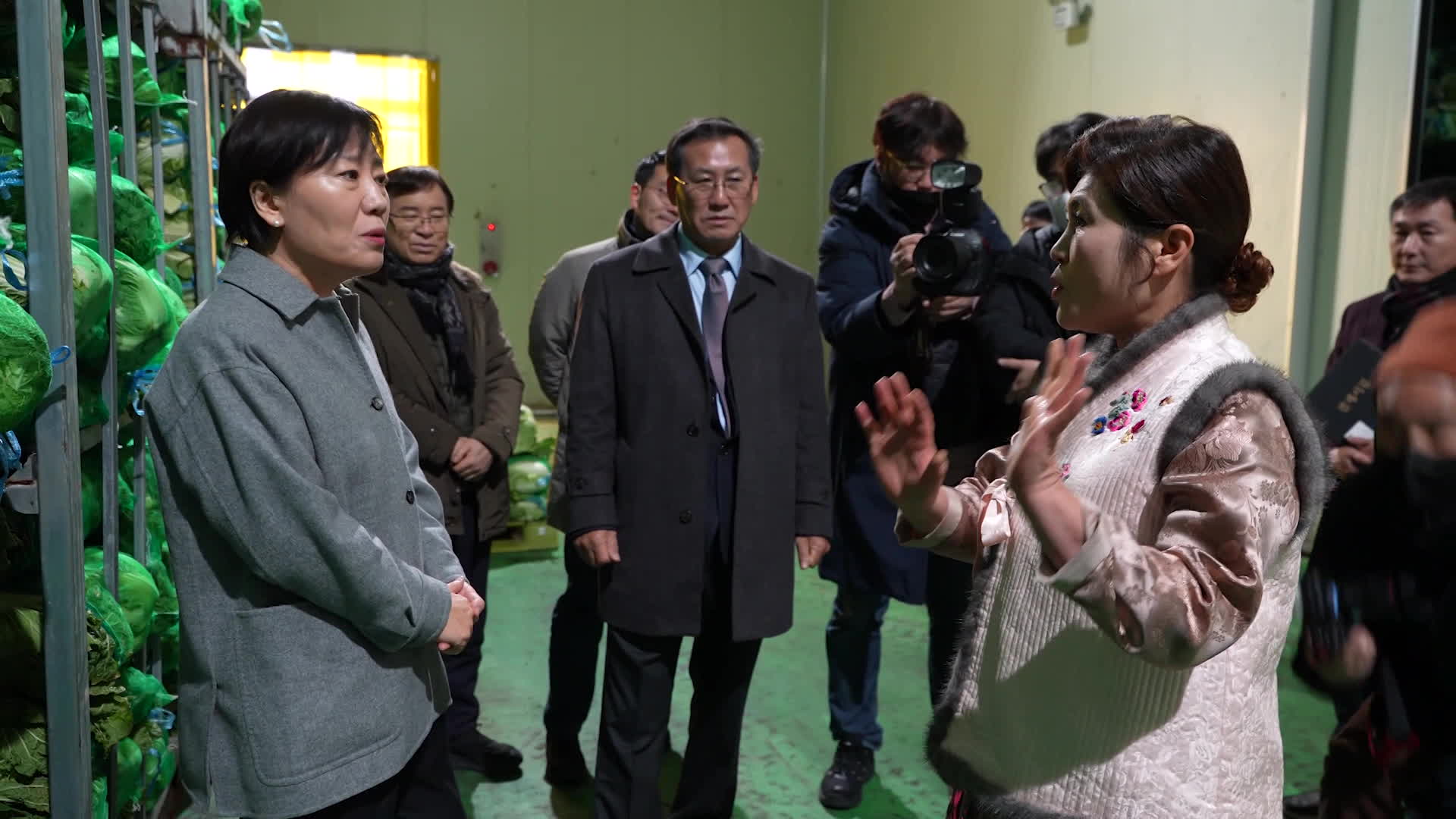 송미령 농식품부 장관이 12일 도미솔식품을 찾아 박미희 대표, 김치은 대한민국김치협회장 등과 대화하고 있다. (사진=농식품부)