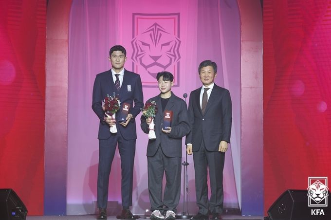 지난해 열린 2023년 KFA 시상식에서 김민재와 천가람이 ‘올해의 선수’상을 받았다.