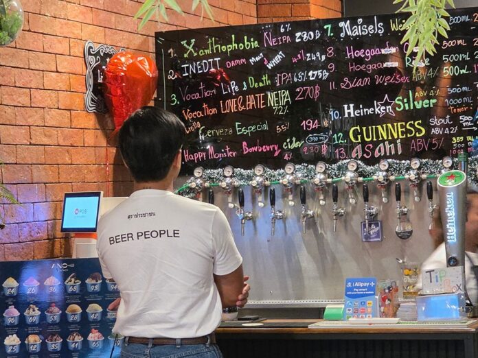 생맥주를 파는 술집과 직원. 등에 새겨진 ‘BEER PEOPLE’은 주류 판매 규제 해제를 요구하는 수제 맥주 제작자들의 모임이다.(사진 출처 : 태국 카오솟)