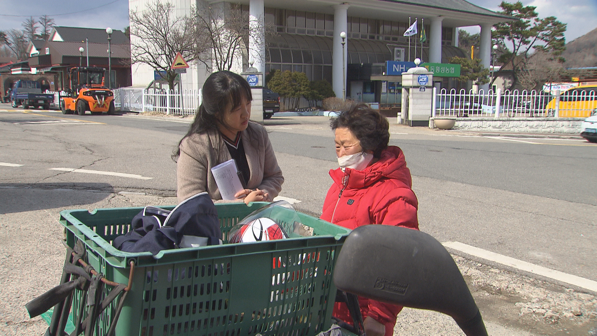 몸살로 강원도 횡성군 우천보건지소에 왔다가 공중보건의 출장 공백으로 진료를 받지 못하고 돌아가는 주민 모습