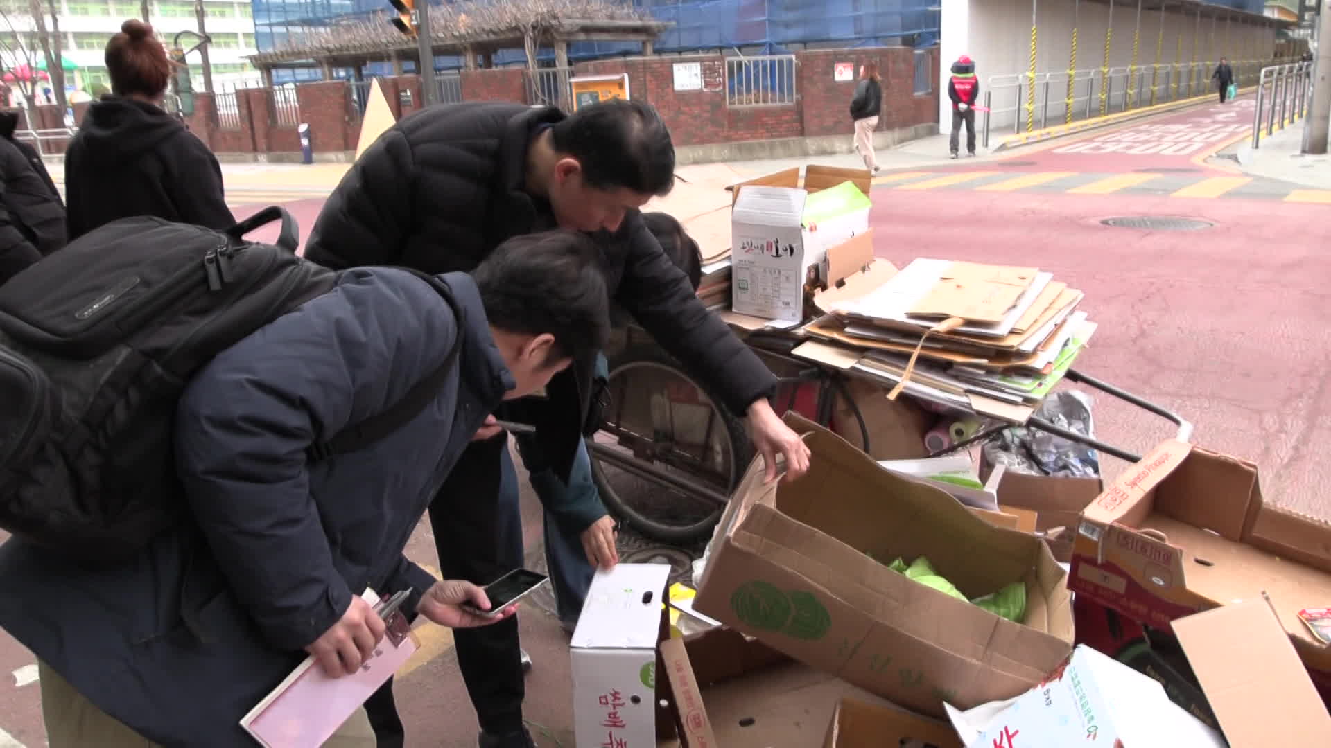 원산지 단속반원들이 채소 상자를 확인하고 있다. 전통시장 입구에는 양배추 등 중국산 채소 상자가 많이 쌓여있다.