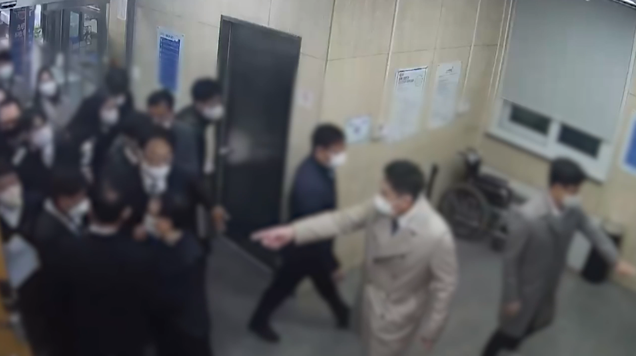 민주연구원 압수수색을 위해 민주당사에 진입하고 있는 검찰