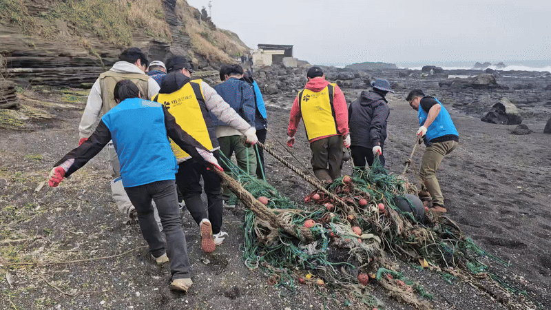 17일 오전 제주시 한경면 고산리 수월봉 지질트레일 일원에서 참가자들이 해안 정화 활동을 펼치고 있다.