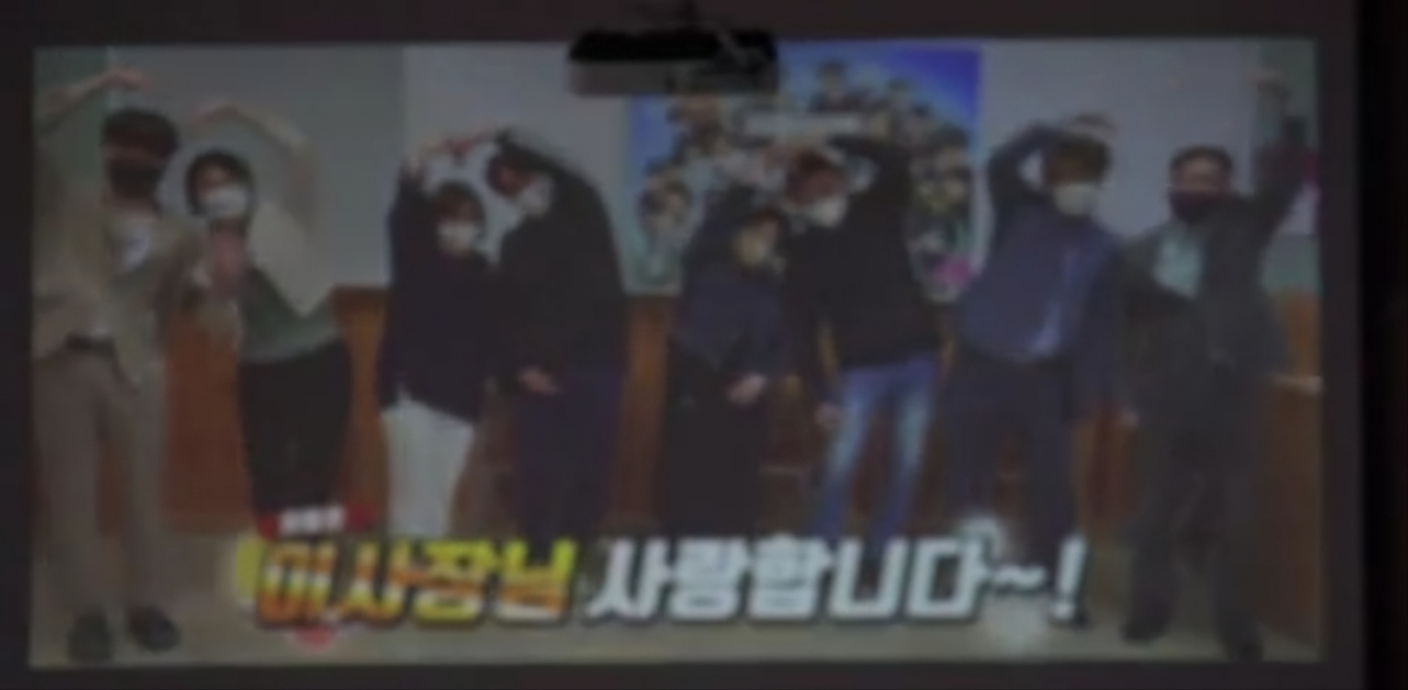 2022년 4월 교내 강당에서 열린 이사장 고희연 때 교직원들이 준비한 영상의 한 장면(출처: 제보자)
