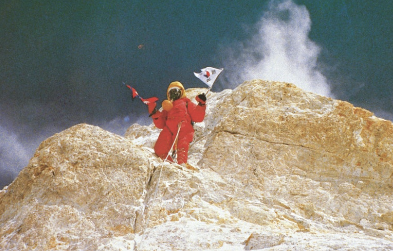 1980년 마나슬루 정상에 오른 동국산악회 서동환 대원