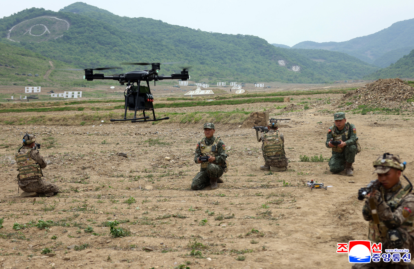 지난 13일 북한에서 진행된 ‘조선인민군 병종별 전술종합훈련’에서 병사들이 드론을 조종하고 있다