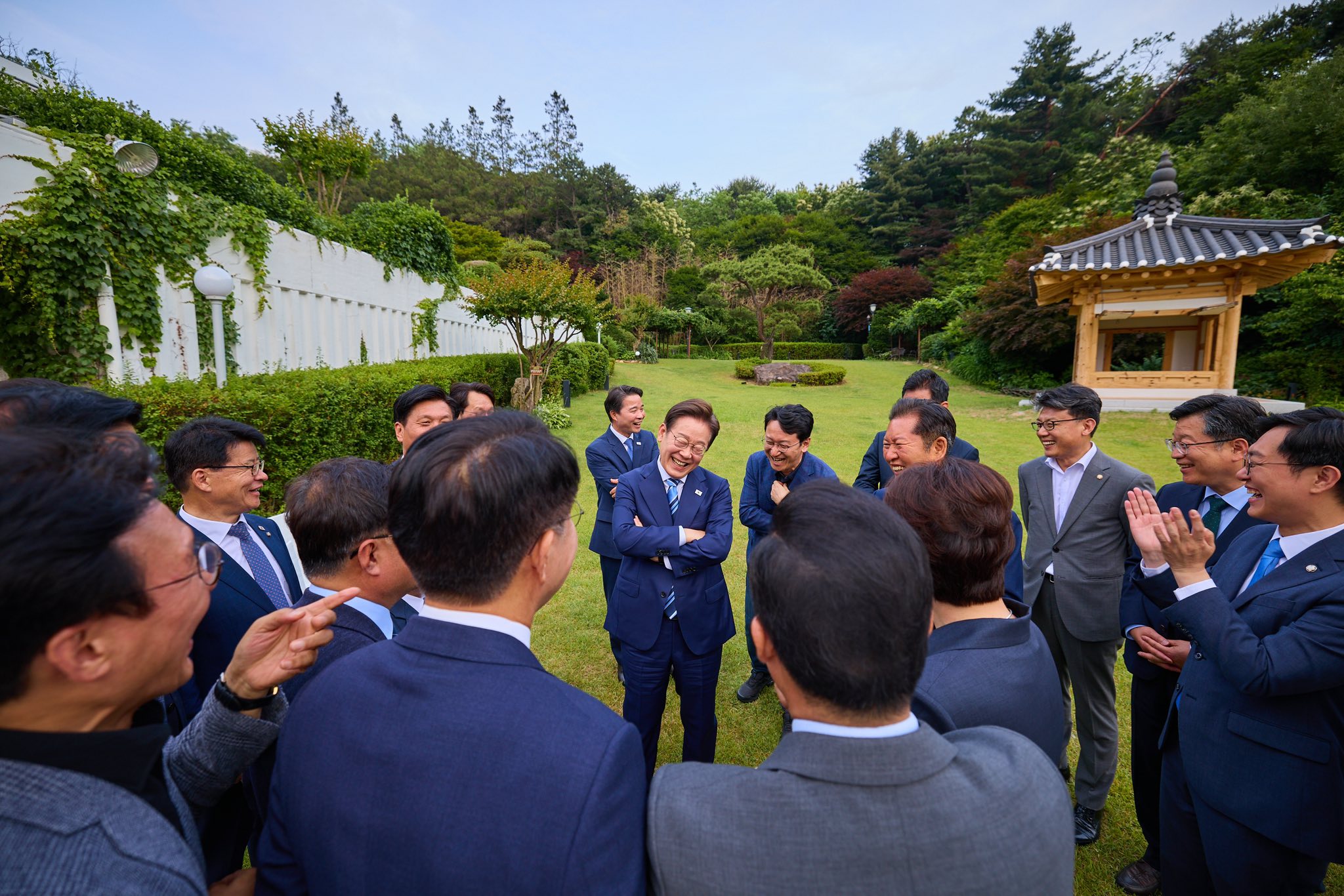 ‘초고속’ 지도부 초청 만찬…대통령 양옆에 앉은 의원은?