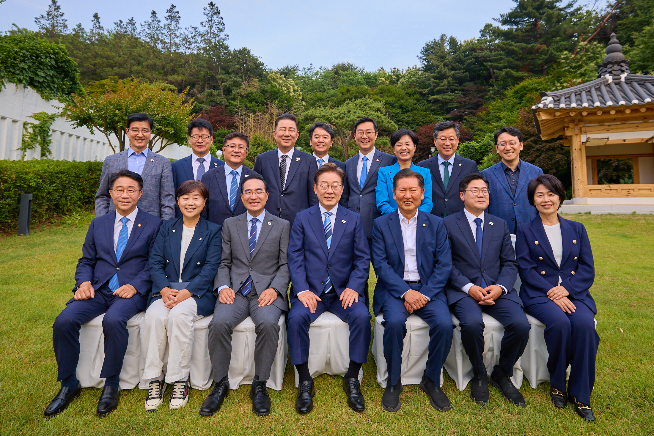 이 대통령과 만찬 참석자들의 기념사진.