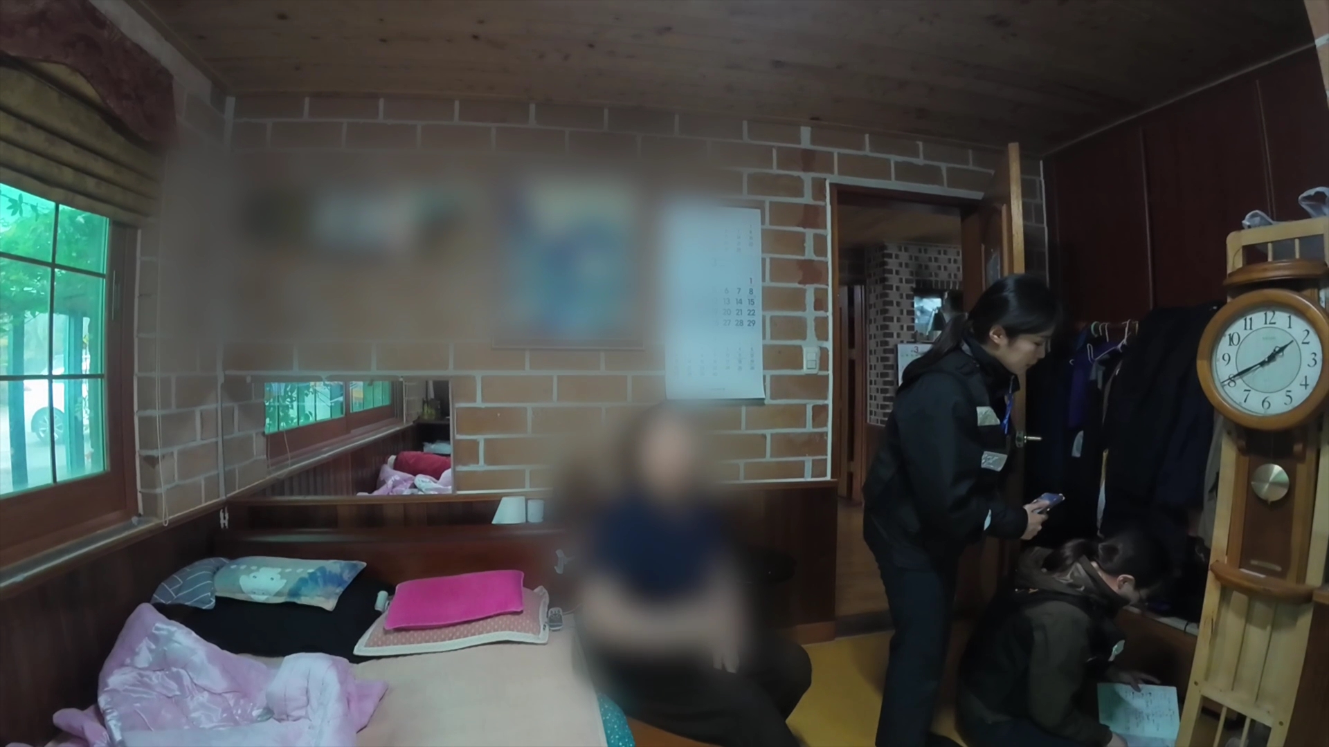 제주도 자치경찰단 서귀포 지역경찰대가 불법 침 시술이 벌어지는 현장을 압수수색 한 모습. 제주도 자치경찰단 제공