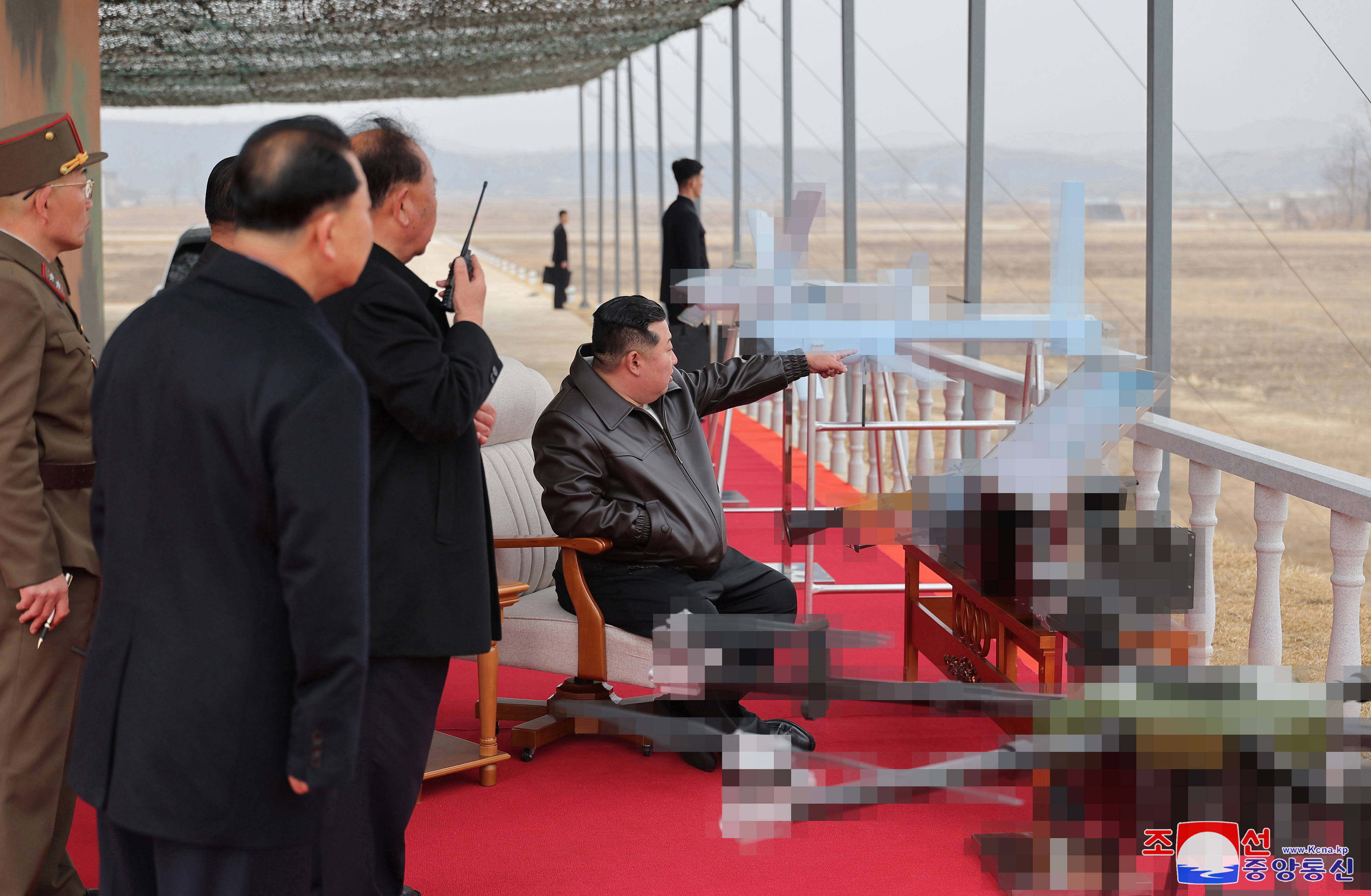 김정은 위원장이 지난 3월 북한 자폭 무인기 성능 시범 현장을 참관한 모습