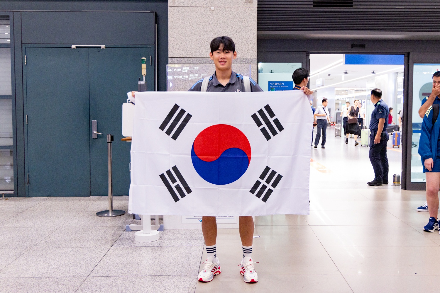뉴캐슬에 입단한 2007년생 신성 박승수가 어제(28일) 인천국제공항을 통해 입국했다. (제공: 쿠팡플레이)