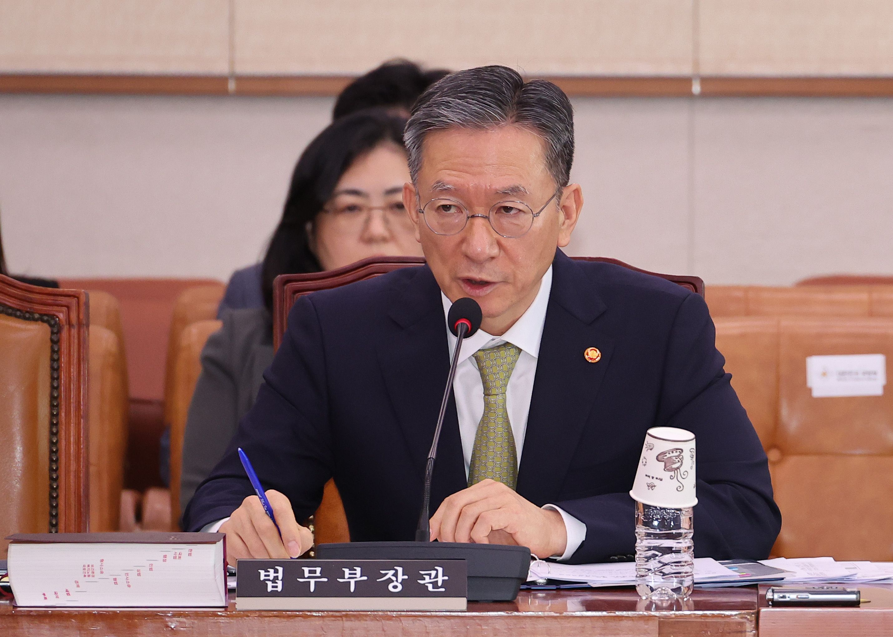 영장 집행하자 수의 벗은 尹…야당서도 “적절치 않아”
