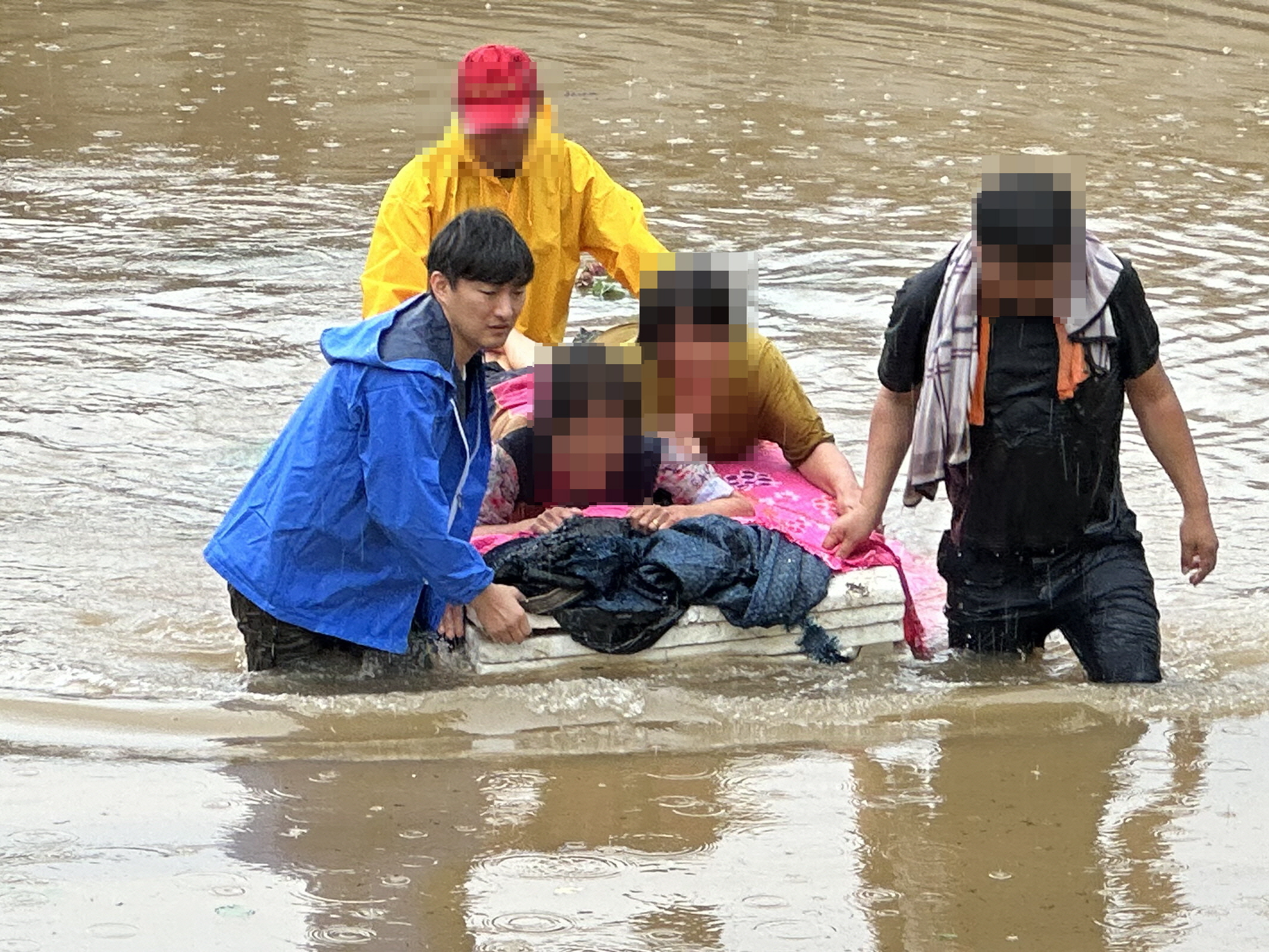 지난달 19일 경남 합천군 삼가면의 한 마을에서 삼가면사무소 공무원과 마을의 젊은 주민, 청년회 회원들이 폭우에 고립된 주민을 구조하는 모습 (자료:합천군)