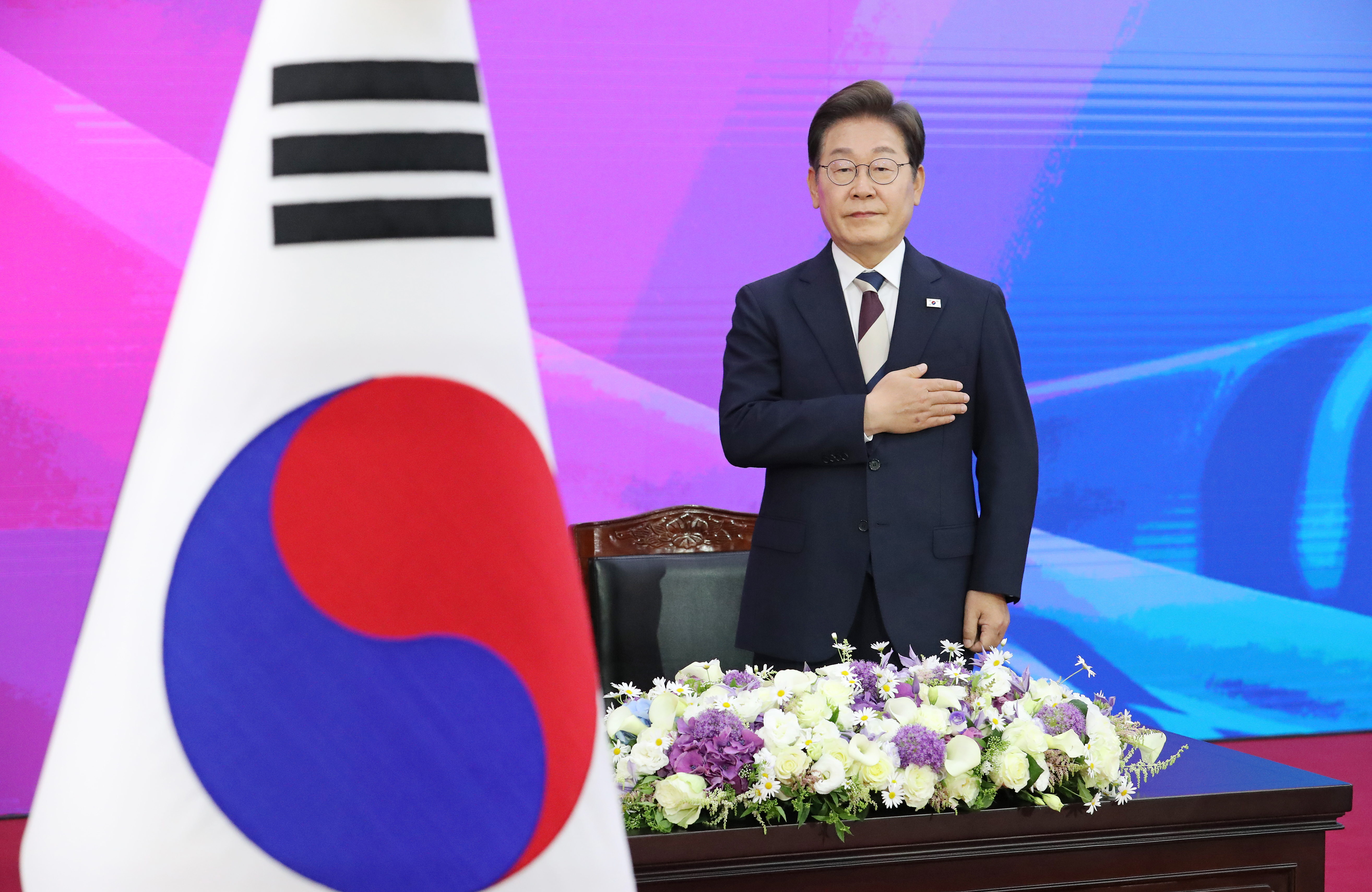 [여론조사] 이 대통령 국정운영 ‘잘한다’ 63%…조국 사면은 ‘48 대 47’