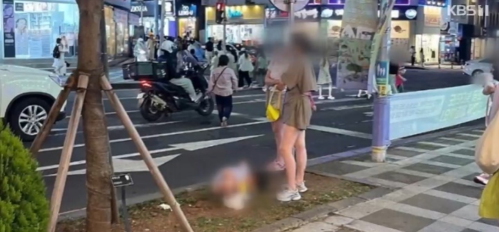 지난해 6월 제주시 연동에서 중국인 관광객으로 추정되는 남자아이가 화단에 용변을 모습. 온라인 커뮤니티 갈무리