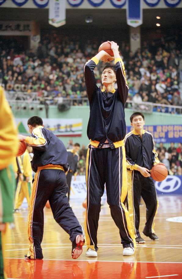 ‘통일농구 서울경기’에서 연습 중인 북한 리명훈선수 (1999년 12월 23일)
