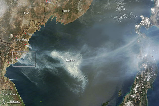 NASA 테라 위성이 촬영한 2015년 4월 27일 북한 산불