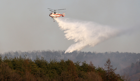 날이 밝으면서 소방당국은 산림 헬기와 소방헬기 등을 추가로 투입해 산불 진화에 나섰다. 