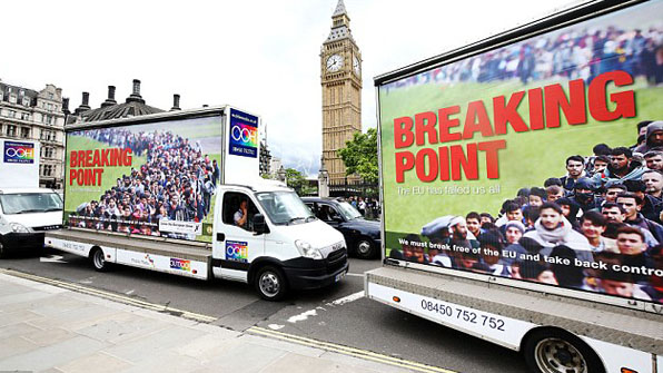 런던 도심을 돌고 있는 탈퇴진영의 홍보차량. 이번 국민투표에서 가장 큰 홍보광고물이었던 이 대형포스터 차량은 영국 전역을 돌아다니며 이민을 쟁점화시켰다.