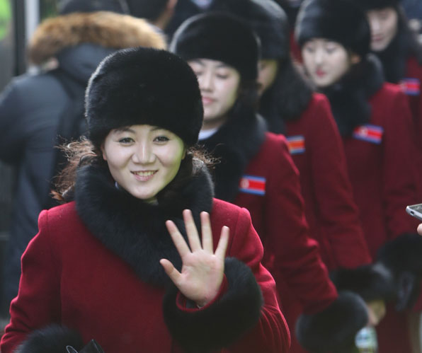 북한 응원단이 웃는 얼굴로 손을 흔들며 취재진에게 인사하고 있다.
