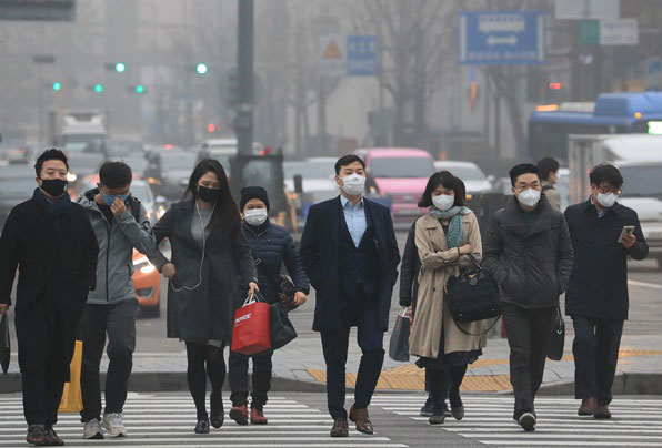 출근길 시민들이 마스크를 착용하고 걷고 있다.