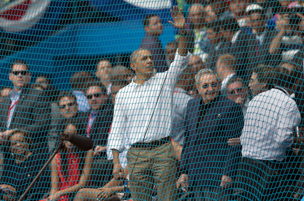 오바마 미국 대통령이 라울 카스트로 쿠바 국가 평의회 의장과 함께 야구장을 찾아 관중들에게 손을 들어 인사를 하고 있다. (사진=AP)