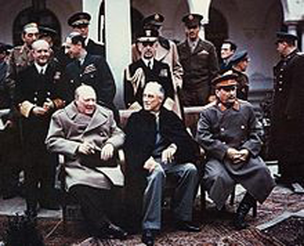 얄타회담에서 처칠과 루스벨트, 스탈린은 한반도 신탁통치와 38선 분할 점령에 합의한다.