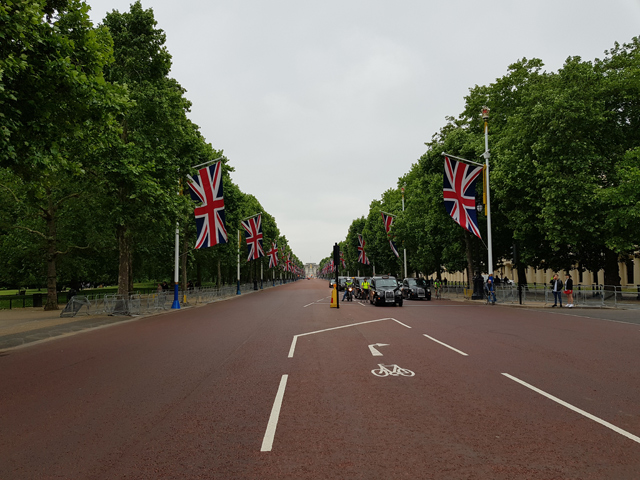 버킹엄 궁전 앞 도로인 ‘더 몰’(the Mall). 도로 양옆에 영국 국기인 유니언 잭이 걸려 있다.