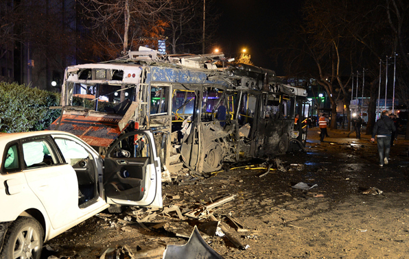 차량 폭탄 테러로 불탄 버스 (AP 연합) 